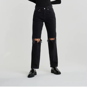 90’s jeans - Svarta jeans från Gina Tricot. Högmidjade och slitna. Fint skick! Använda ett fåtal gånger för ca 6 månader sen🥰  Nypris: 600kr!!