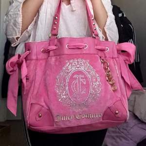 En söt rosa juicy väska. köpt på Sellpy, aldrig använd.❤️ buda gärna!💕
