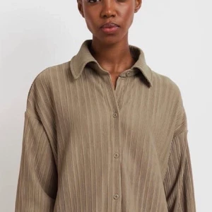 GINATRICOT SKJORTA - Skjorta från ginatricot i storlek Medium i kall mocha färg ☕️ köpt från Tise men knappt använd!! Bild nr.2 visar färgen bäst! knasigt ljus