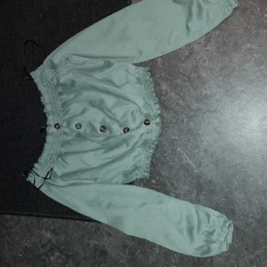 Storlek:XS  - En kroppad grön topp som är använd 3 gånger. Är I bra skick 