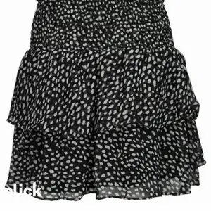 Jättefin prickig kjol från Chelsea, har kommit till andvändning några få gånger men är fortfarande som i nyskick!💕 Nypris: 450kr men säljs för endast 300 kr!❤️ 