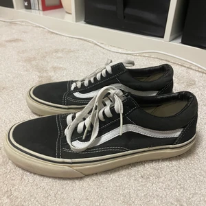 vans old skool - vans old skool i jättebra skick, knappt använda. frakt 66 kr