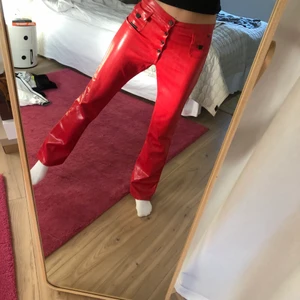 Partybyxor - Skit balla byxor köpta secondhand! Skrikröda med små svarta detaljer 