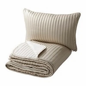 Överkast set  - Mått: 280x180cm Kuddfodral: 65x40cm. Använd endast 2-3ggr. Beige färg. Namn: Karit