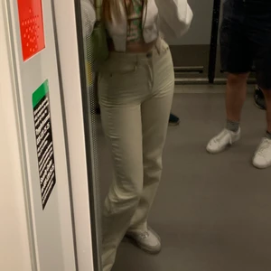 Jeans - Jeans från bikbok, rak passform, köpte tyvärr en storlek för små och har därför endast använda de en gång så de är som nya. Frakten är inräknad i priset