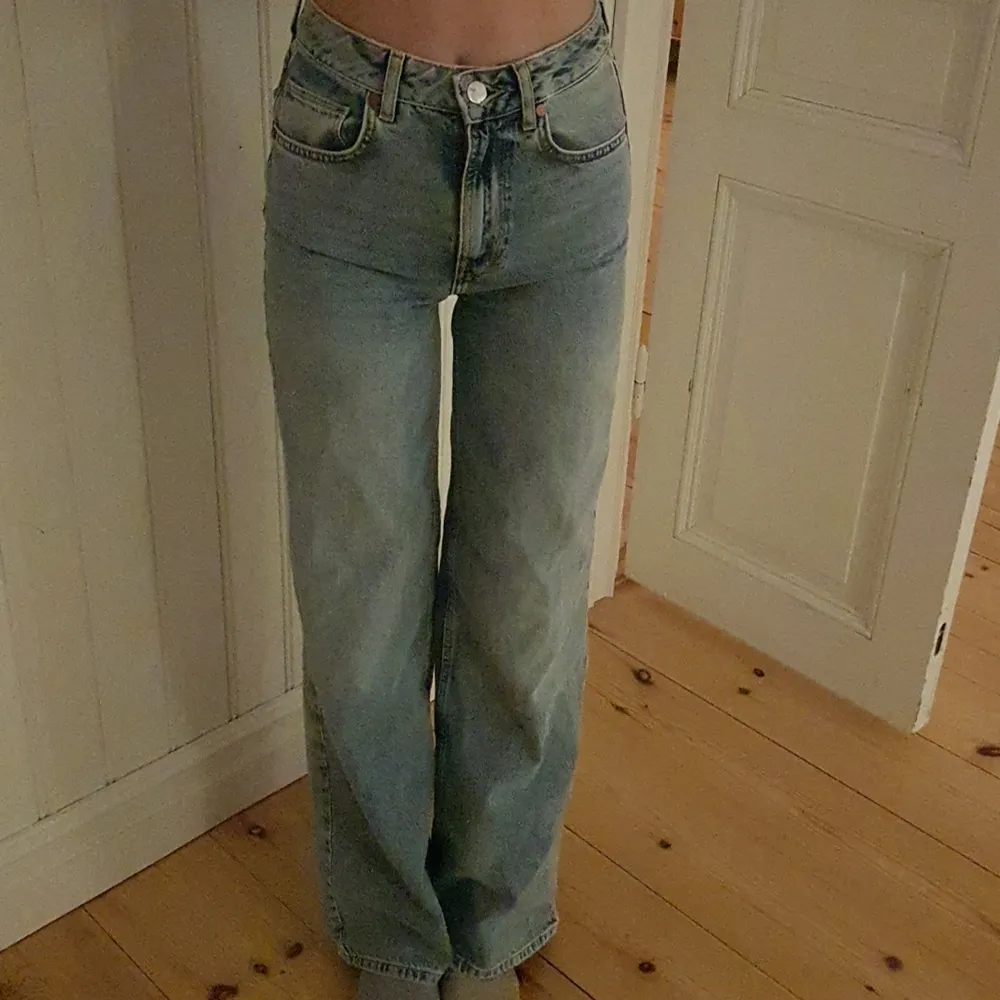 högmidjade jeans från Bikbok i strl 24 och längd 32, jag är 173 cm. Endast använt 1 gång och provade. Nypris: 600 kr, skriv gärna privat om ni har frågor eller undrar något💕 tar endast swish. Jeans & Byxor.