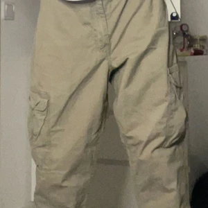 Cargo pants  - Säljer de för de var skit stora i midian men snyggt med ett stötta bälte, skriv för mer info 💗