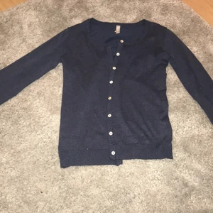 En stjärn kofta - En jätte fin kofta med stjärnor på armbågarna, säljer pga att den inte är min still, använd en två gånger köpt för 400kr💞