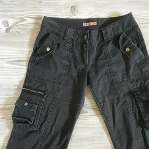 Cargopants - Säljer dessa cargo pants med unika detaljer💫💫 de är lågmidjade och grå-gröna i färgen! Skriv gärna vid fler frågor💕