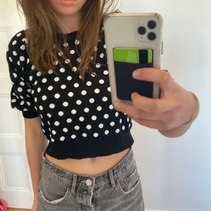 Zara topp - Prickig topp från Zara älskar passformen och matrialet som är lit tjockare. Bra skick och den är i storlek S. Köparen står för frakt + 26 kr och kan posta dagen efter❤️📦 skriv om du vill ha fler bilder