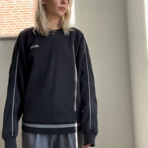 Vintage Adidas Sweatshirt - Snygg vintage adidas sweatshirt i svart!😆🤌