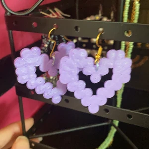 Örhängen - Lila hjärtformade örhängen!