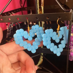 Örhängen blå - Handgjord hjärtformade  örhängen!