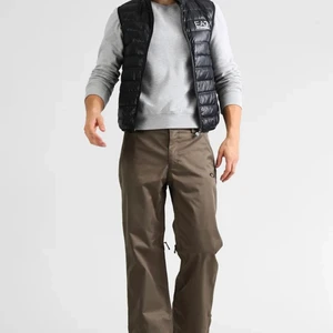 EA7 Emporio Armani Väst - Säljer denna fina väst, som knappat är använd, så den kan komma till användning för någon annan. Har använt den max 3 gånger, den är i väldigt fint skick, då det inte är några skador eller några tecken på slitage. På hemsidan kostar den cirka 1250-1500kr. Då jag säljer den för betydligt mycket billigare. Priset kan diskuteras om så önskas💕 hör av er