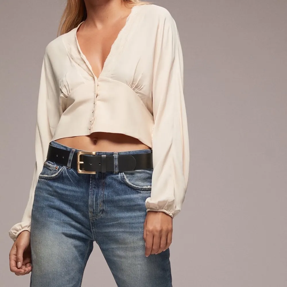 Så fin blus från Zara i snygg krämvit färg! Sitter så smickrande men har inga bilder på den! Kan skicka vid intresse!! Storlek M💗💗💗. Puserot.