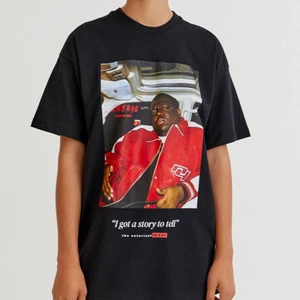 The notorious big  -  Denna t-shirt bär storleken M, men passar nästan superbra för alla kroppar. Tshirten har en bra passform som gör att den passar en person som vanligtvis har S/M/L  Det tillkommer även med ett klistermärke av märket samt prislapp om så önskas.  Använt endast 2 gånger, då den kan komma till användning för någon annan Ny pris = 199kr Pris kan diskuteras⁉️ OBS!! Frakt står alltid köparen för