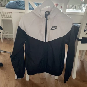 Nike vindjacka - Köpte denna för ungefär ett år sedan på nikes hemsida så vet inte riktigt vad orginalpriset är. Säljer eftersom den inte kommer till användning. Använde denna ungefär 5 gånger förra året men den är som ny. Skriv till mig ifall du har frågor eller är intresserad 💗