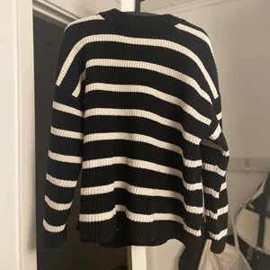 Randig tröja - Grovt stickad tröja som är svart/vit randig 🥰 Hur fin och enkel som helst!! Är en oversize S ✨