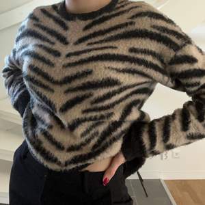 En stickad långärmad tröja från NAKD i storlek XS. Tröjan är har ett tjockt material och den är stor i storleken. Den är lite stor på mig som vanligtvis har S/M.