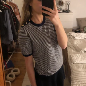 Randig topp - Så fin topp som är slutsåld på zara💕Säljer pågrund av att jag har en liknande i röd❤️Har nästan aldrig kommit till användning. Köpare står för frakt.