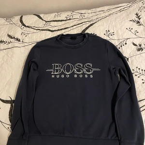 Hugo Boss tröja storlek S  - Hugo Boss tröja storlek S är i bra skick, använd en säsong.