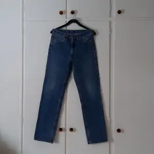 Fina blå jeans, regular fit, storlek W32 och L34. Köpta på en loppis, men i bra skick. Har aldrig använt dem då de är för stora. Pris: 80kr + frakt