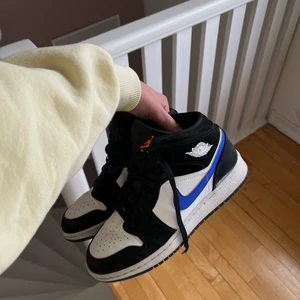 Jordans mid  - Säljer mina artic blue i storlek 38 pga för små för mig nu. Använda några gånger men är i bra skick. Kan mötas upp i Jönköping annars står köparen för frakt 💙
