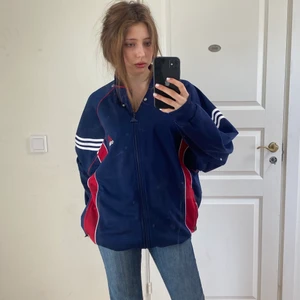 Adidas zip hoodie - Min pappas vintege Adidas hoodie. Mycket bra skick och sitter skönt på. Riktigt fet! Den är stor i storleken och passar både män och kvinnor! Storlek L😻😻🤝