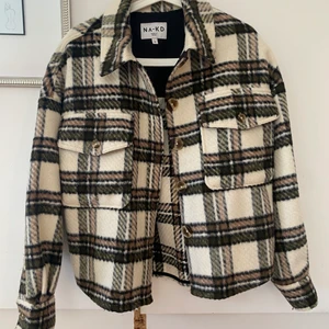 Nakd jacka - Säljer min Nakd jacka som jag köpte förra hösten. Köpte den för 799kr. Jag har använt den 1 gång så den är helt ny. För fler bilder är det bara att skriva❤️