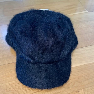Topshop fluffig keps - One size  - Aldrig använd med prislappar på. Köpt för ca 200 kr, One size!