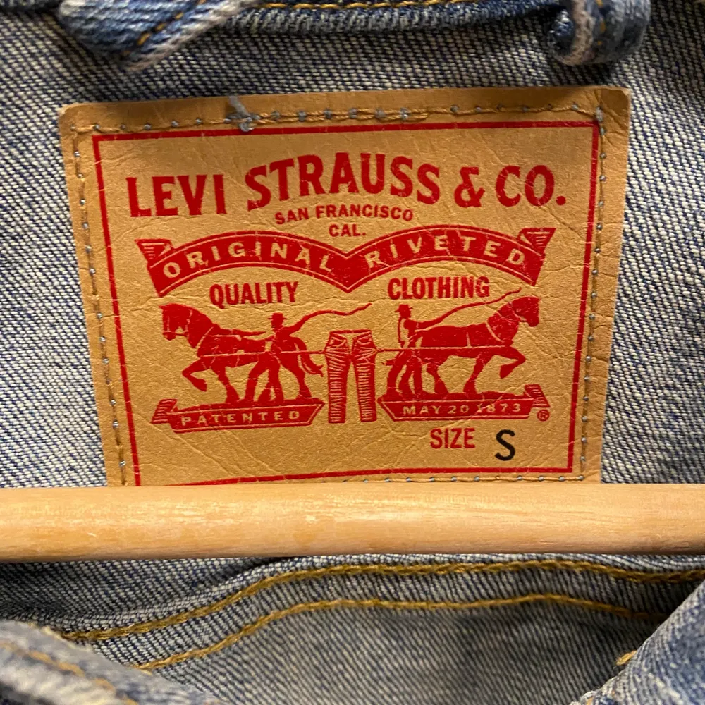 Jättefin jeansjacka ifrån Levis i strl S. Sitter jätte snyggt på med bra passform . Jackor.