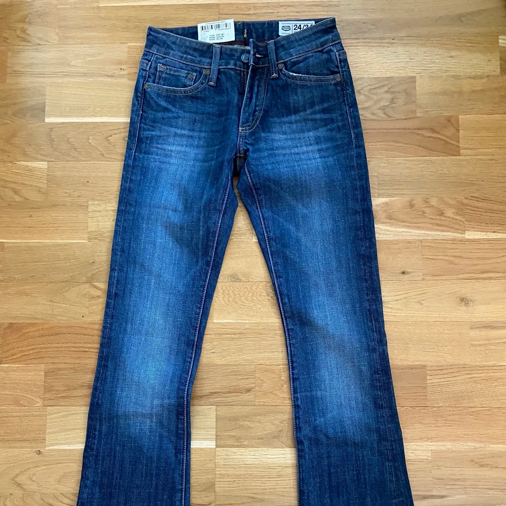Bootcut jeans från crocker, dem är köpta här på Plick. . Jeans & Byxor.