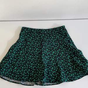 Söt grön och svart blommig kjol med inbyggda shorts från zara, kommer tyvärr inte till användning och är därför jag säljer men är i bra skick. Skicka dm vid frågor eller fler bilder💕. storlek: XS
