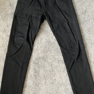 Svarta Jeans, Levis - Ett par schyssta 502 från Levis med lite stretch. Helsvarta utan några som helst komplikationer. I princip aldrig använda, bara någon enstaka gång