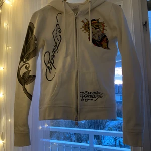 Ed Hardy zip up - Ed hardy tröja i bra skick! Storlek M, skulle säga att den snarare sitter som S. Skriv privat för mer bilder💓 kan mötas upp i uppsala eller frakta. Pris: 250kr+frakt 