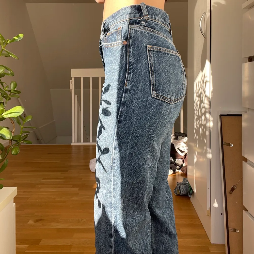 Säljer dessa blåa zara jeans som inte kommer till användning!, dock är det sönder vid sidan som ni ser men det går också enkelt att fixa. Därav är det till ett billigt pris ❤️. Jeans & Byxor.