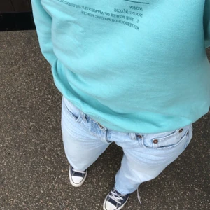 Blå sweatshirt - Blå/ turkos sweatshirt från Zalando💙💙 Storlek 170/ xs. Sällan använd, säljer p.g.a att den är för liten. 175kr + frakt🦋
