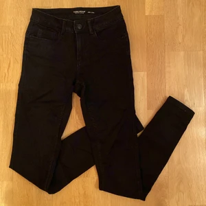 Svarta jeans - Ett par super fina kol svarta jeans. Använd ett antal gånger men väldigt fin skick! Modellen på jeansen är tajta och har även mycket stretch i sig.