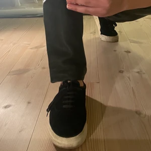 Eytys i mocka  - Eytys i mocka köpta två år sedan. Inte använt jättemycket men lite. Kartong, påse samt plus två oanvända skosnören får du med dig☺️