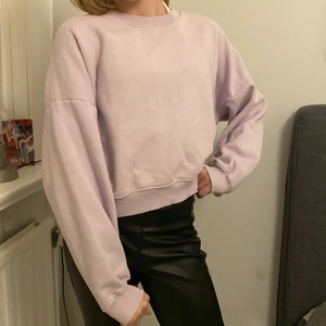Sweatshirt  - Jätte fin tröja från lage 157.Passar inte mig mig.Den har en liten fläck på ärmen men som knappast syns(Köparen står för frakten)❤️Den är i en stor storlek men väldigt liten i storleken ❤️
