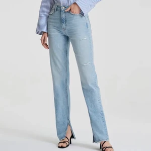 Blå slit jeans  - Säljer dessa fina blåa jeansen med slits från Gina då jag inte använder de längre! Skriv för fler bilder 💕