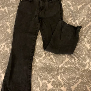 Vida jeans - Ett år vida jeans i storlek 34 från lager 157. De är svarta men skulle nog säga att de bleknat lite. De har ett litet hål nedanför knät