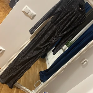 Klänning med slits  - Använd en gång, långklänning med slits. 