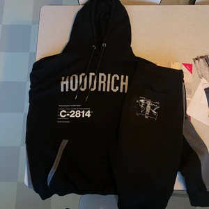 Hoodrich  - Helt oanvänd tracksuit från Hoodrich. Köpte denna fina dress för 1600kr, säljer för 1000kr. Säljs pågrund av att jag köpte fel storlek. Dressen på hittar man i chatten vid intresse! Utsåld i butik som därmed leder till att den är väldigt eftertraktad. Bra present att ge bort! 😊
