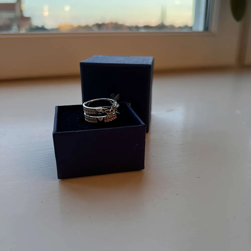 En väldigt fin swarovski ring i storlek 55 (17 1/2). Material: Rhodium plated, Cubic Zirconia. Köpte ringen för 1500kr och säljer den för 600kr+frakt.  . Accessoarer.