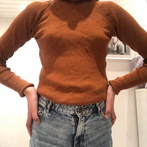 Brun krakge tröja  - En brun tröja med krage fint tyg, 🤍✨