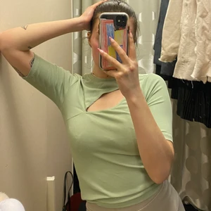 Grön topp  - Grön topp från ginatricot med en fin skurning. Storlek xs men skulle även passa en s, sparsamt använd o i bra skick! 