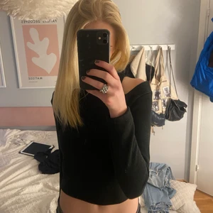 Tröja  - INTRESSEKOLL! Undrar om någon är intresserad av att köp denna tröja! Om någon kommer med ett bra pris kan jag tänka mig att sälja den💕 