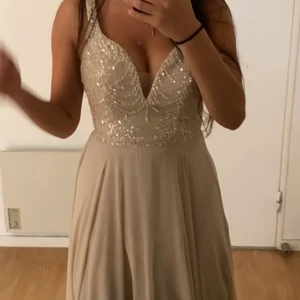 Festklänning  - Aldrig använd. Från beautyqueens. Storelk 34