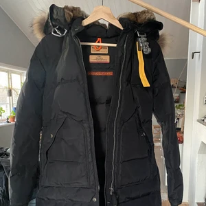 Parajumper Longbear - Jättefin Parajumper i modellen Longbear, storlek XS.                         Jackan är använd väldigt sparsamt och den är i otroligt fint skick. Jag säljer jackan då den inte kommer till användning längre. Jackan är köpt på Johnells, Kvitto och bevis på autenticitet finns.                                                                 Priset går att diskuteras vid snabb affär! 